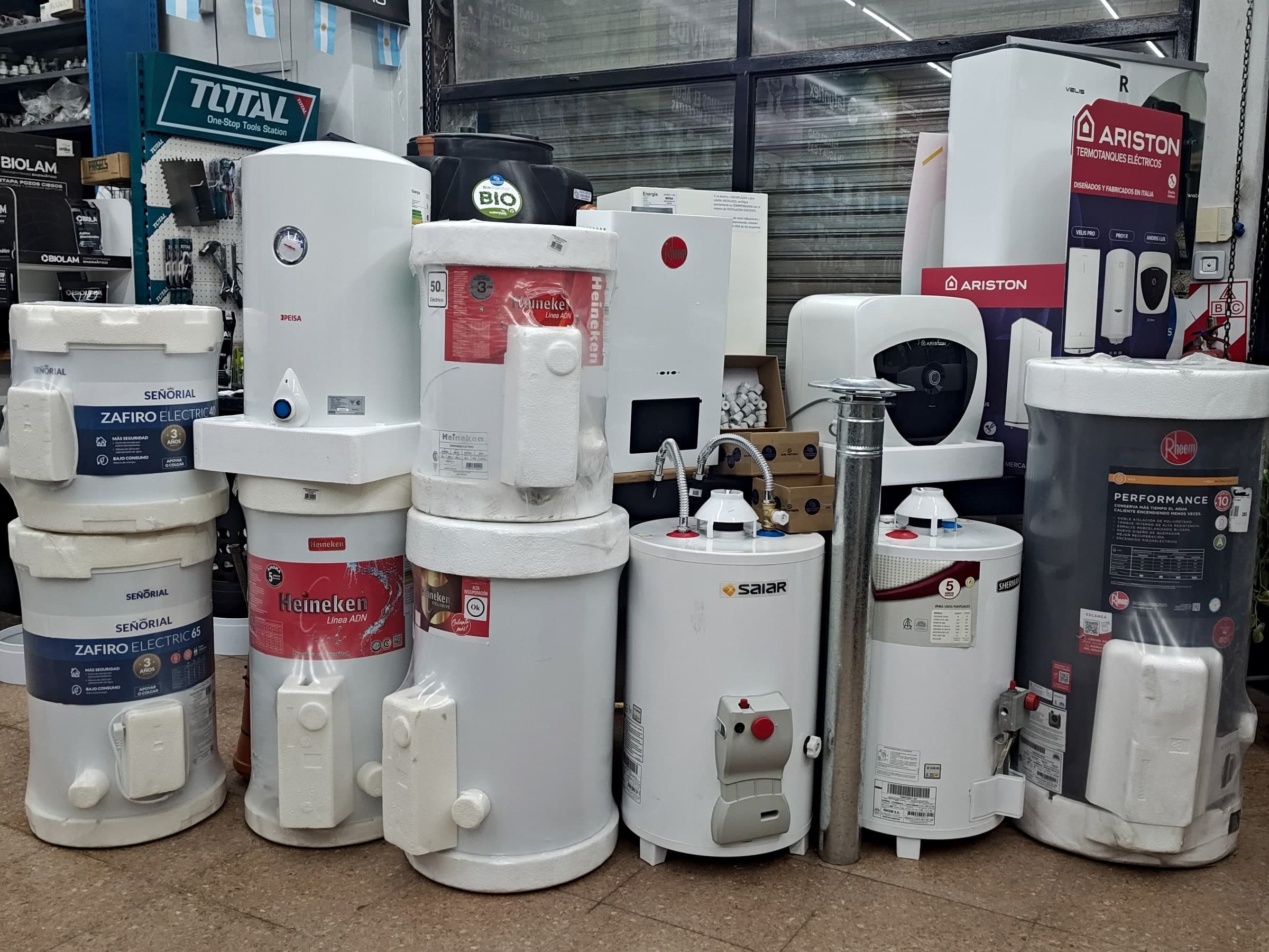 Termotanques y calefones en exhibición en el local