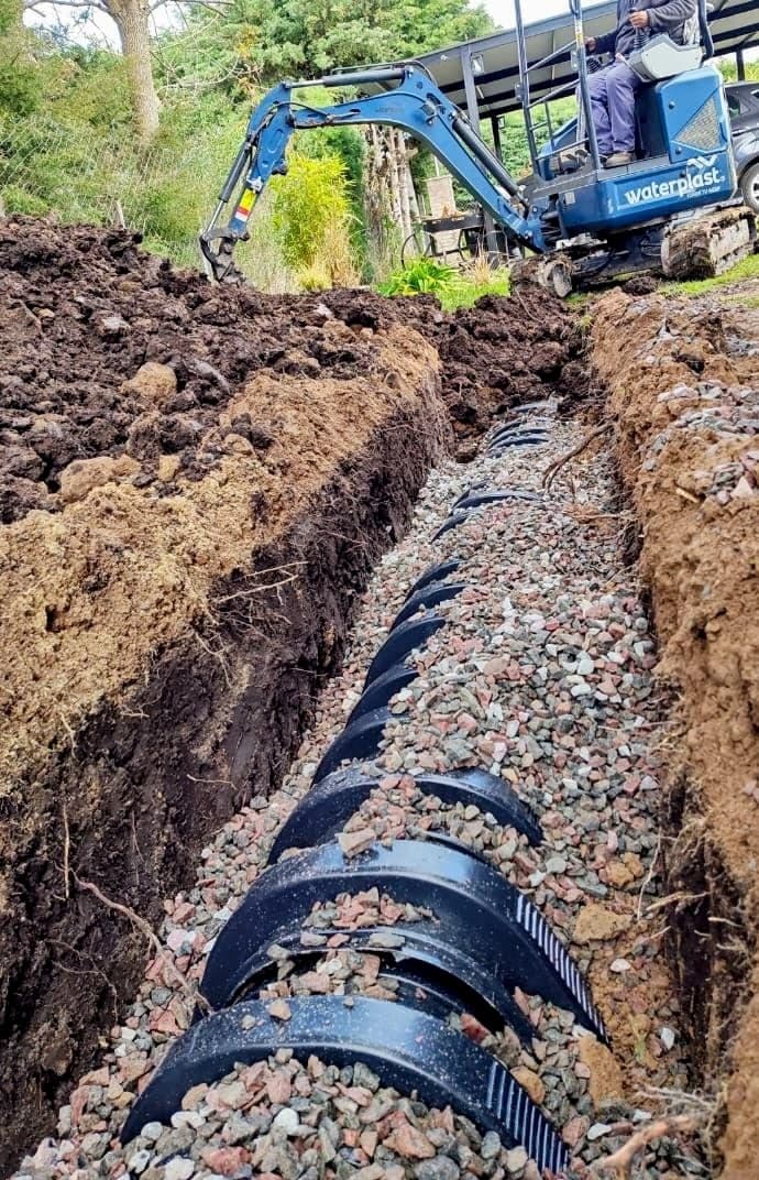 Campo de infiltración de una obra BIO.360: la zanja con piedra y las cámaras de infiltración en fila