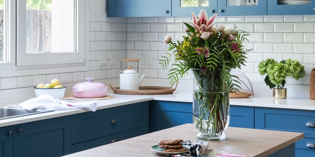 Baño o cocina de estilo clásico con grifería FV
