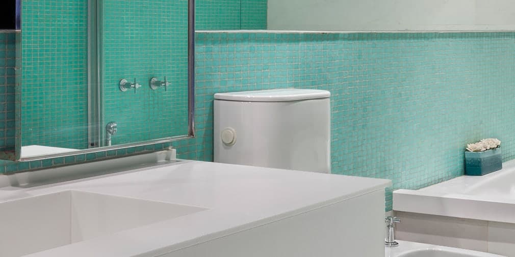 Baño o cocina de estilo minimalista con grifería FV