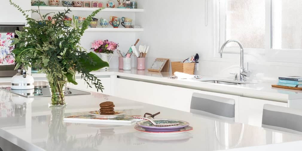 Baño o cocina de estilo moderno con grifería FV